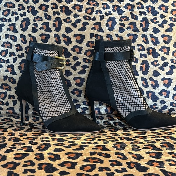 The Wishbone heel bootie with black mesh and cream underneath. Size 6 - Picture 2 of 5